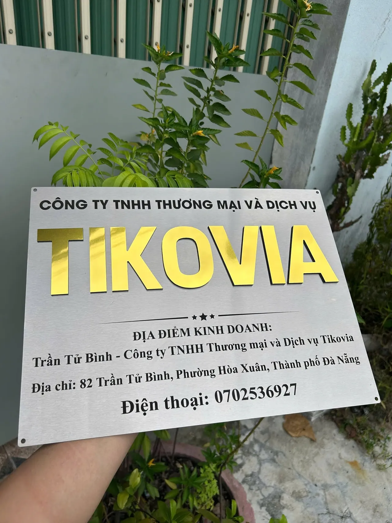 Bảng hiệu công ty inox xước bạc – thực tế ngoài trời Bảng hiệu công ty inox xước bạc chữ nổi 3D vàng gương chụp thực tế ngoài trời