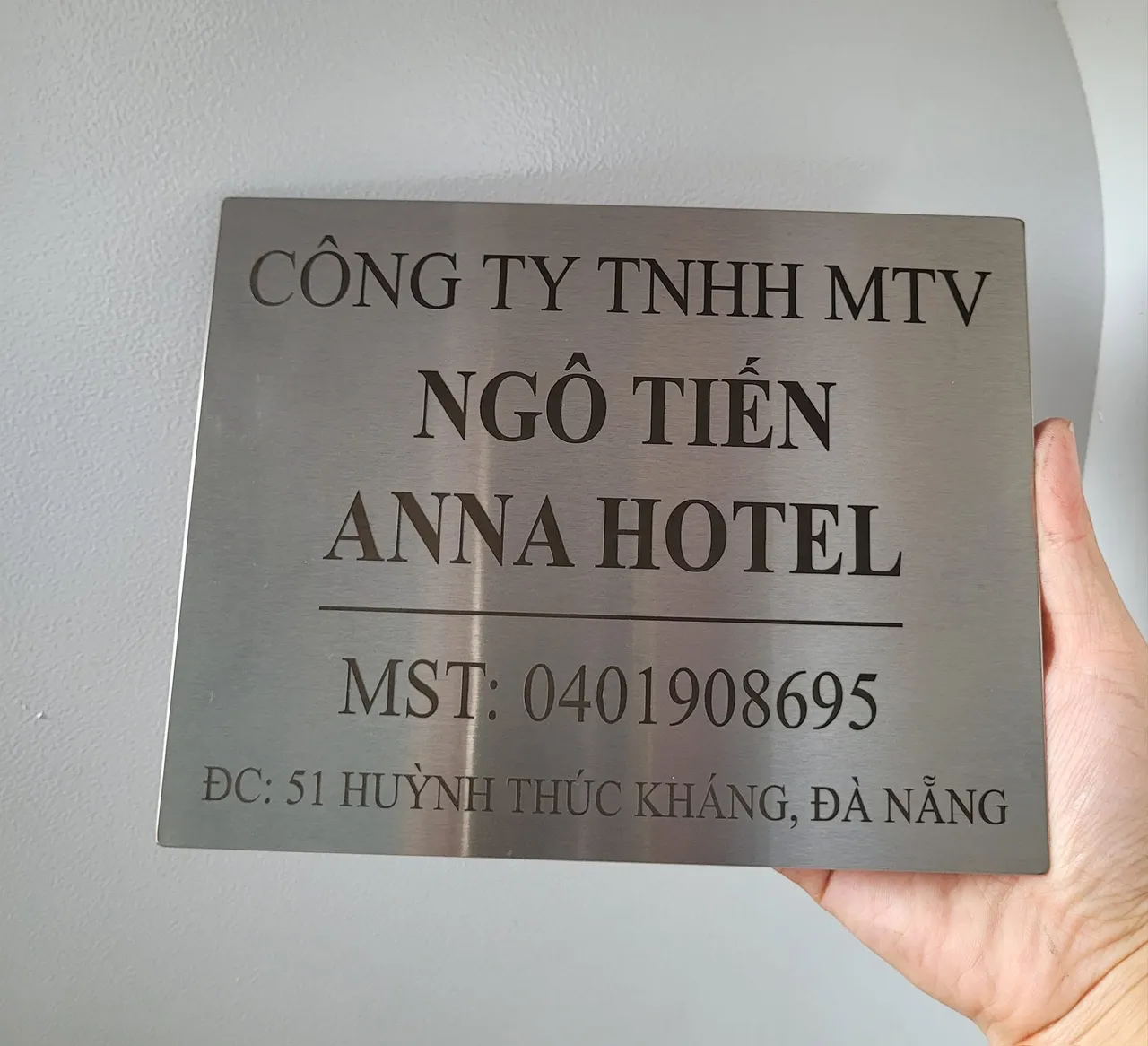 Bảng hiệu công ty inox bạc xước dưới ánh sáng tự nhiên Bảng hiệu công ty inox bạc xước chụp nghiêng ánh sáng