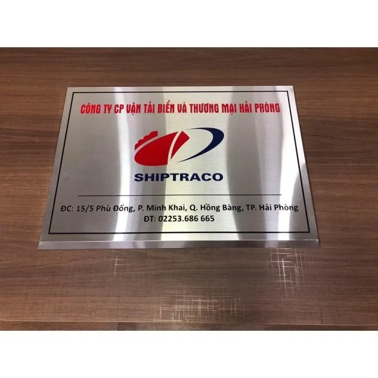 Bảng hiệu công ty inox bóng gương cạnh vát 45 độ in UV – góc nghiêng bảng hiệu công ty inox bóng gương cạnh vát 45 độ in UV full màu