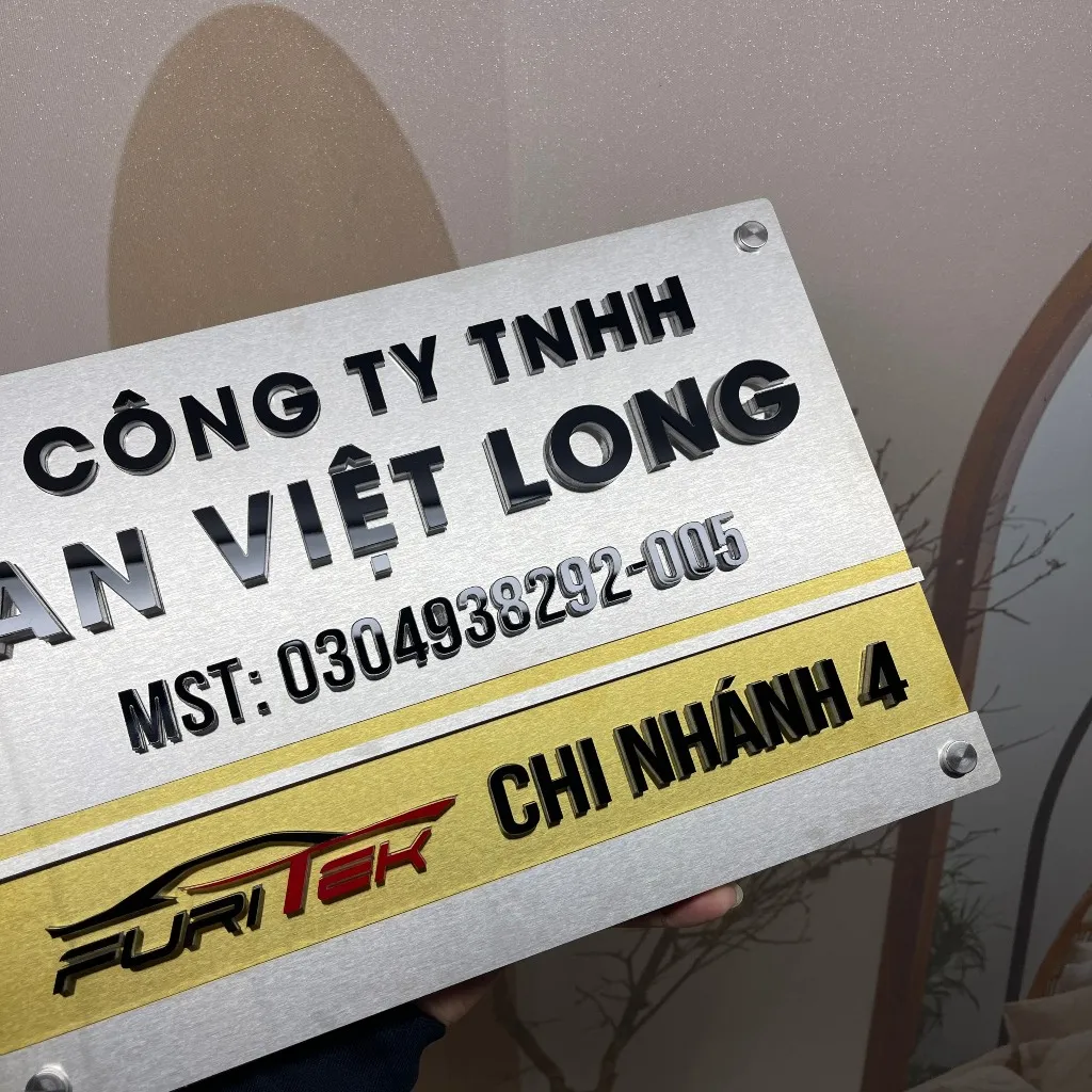 bảng hiệu công ty inox chữ nổi 3D nhìn góc nghiêng thấy độ dày chữ