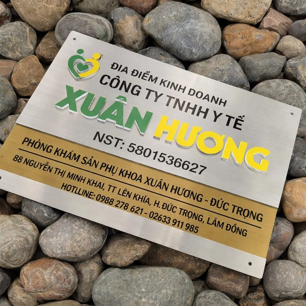 bảng hiệu inox 2 tông màu chữ nổi 3D logo sơn màu thương hiệu góc nghiêng thấy độ dày 20mm
