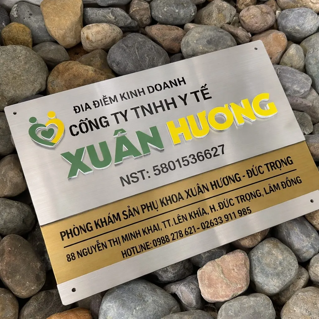 cận cảnh logo và chữ nổi inox sơn tĩnh điện đa màu thương hiệu trên bảng hiệu inox 2 tông màu trắng xước