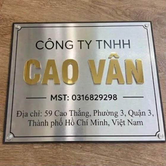 oàn cảnh bảng hiệu inox trắng xước chữ nổi vàng gương – tương phản bạc vàng bảng tên công ty inox trắng xước chữ vàng nổi tương phản bạc vàng toàn cảnh
