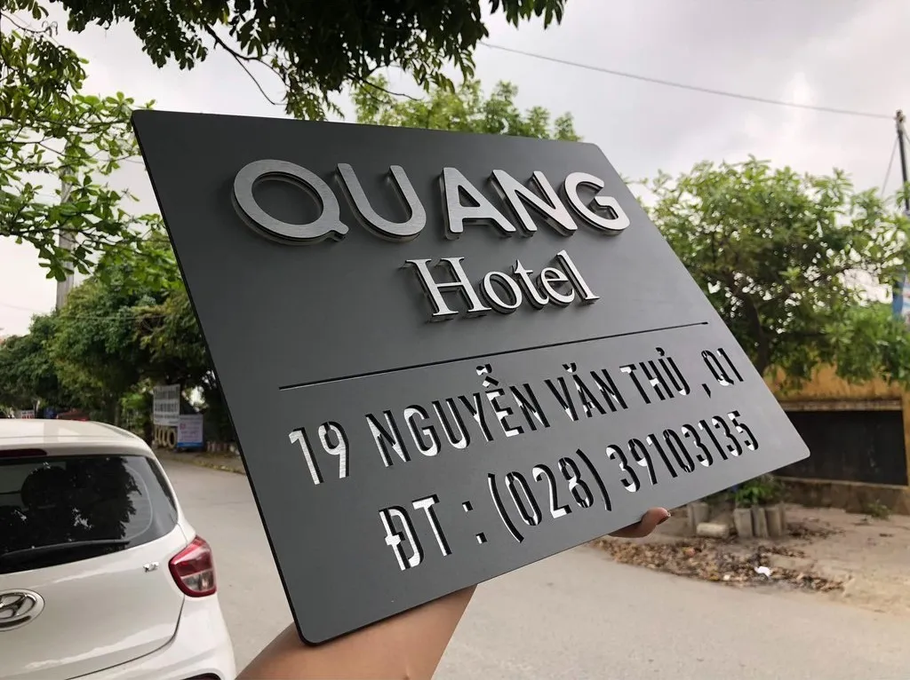 Bảng hiệu công ty inox chữ nổi 3D bạc xước – góc nghiêng 45 độ ngoài trời Bảng hiệu công ty inox xám khói chữ nổi 3D bạc xước nhìn từ góc nghiêng 45 độ