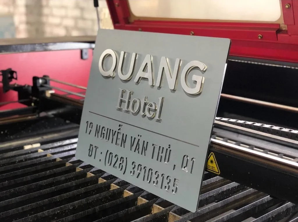 Quy trình sản xuất bảng hiệu công ty inox bằng máy cắt laser CNC Bảng hiệu công ty inox đang được gia công trên máy cắt laser CNC tại xưởng Bảng Hiệu Vàng