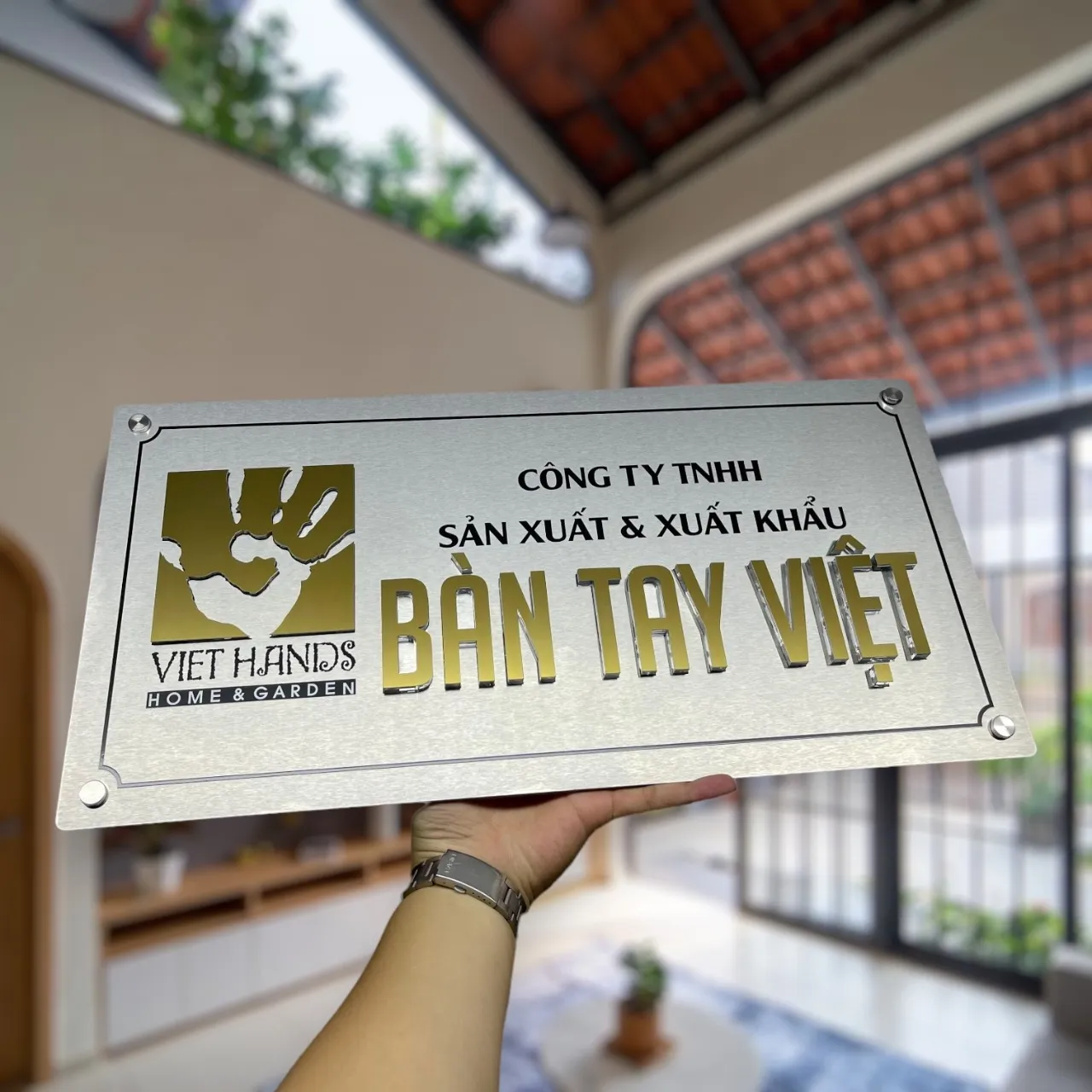 Bảng hiệu công ty inox 304 trắng xước nền bạc, chữ nổi BÀN TAY VIỆT màu vàng gương sang trọng