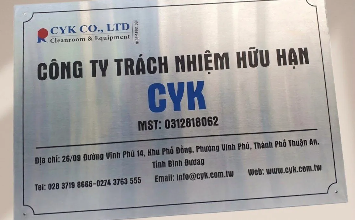 Bảng hiệu inox trắng xước in UV đa màu – texture xước và màu in ánh sáng tự nhiên bảng hiệu công ty inox trắng xước in UV màu thương hiệu ánh sáng tự nhiên