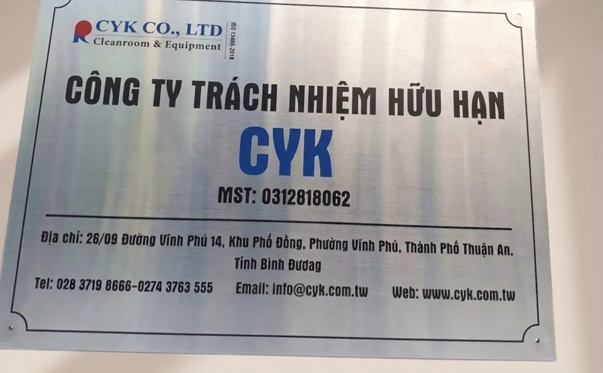 Bảng hiệu inox trắng xước in UV đa màu gắn tường thực tế bảng hiệu công ty inox xước in UV đa màu logo gắn tường thực tế