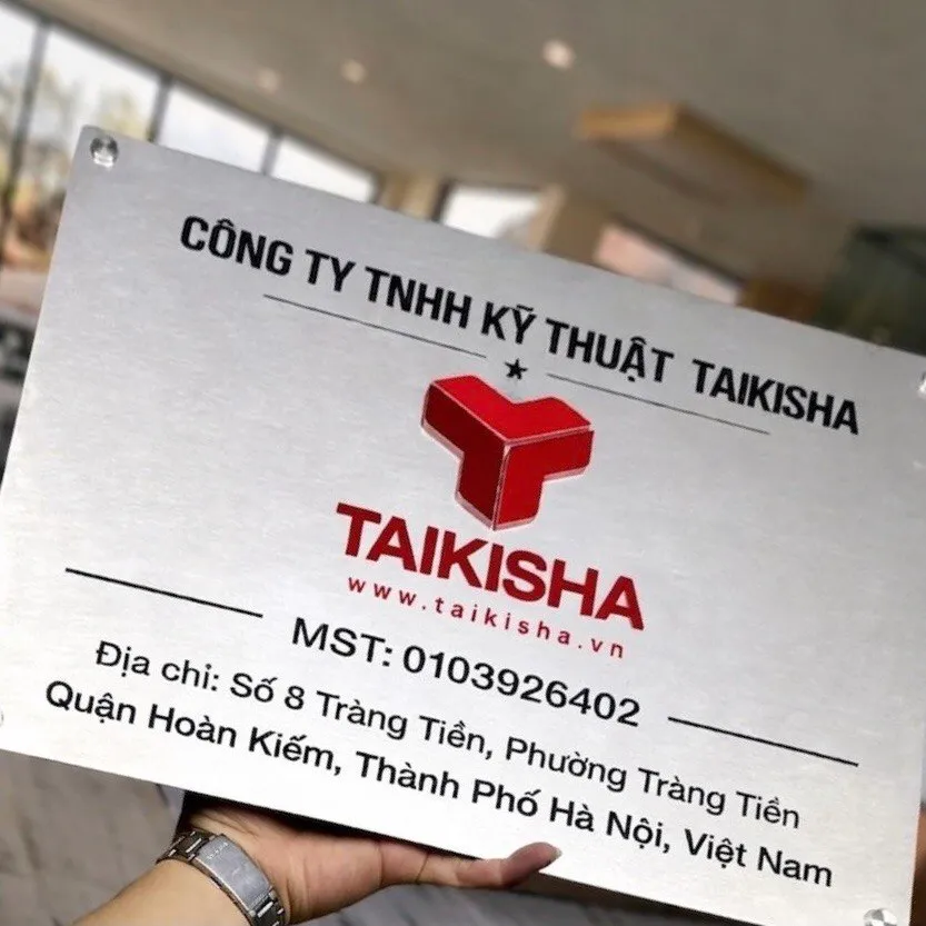 Cận cảnh logo nổi 3D sơn tĩnh điện full màu trên bảng hiệu inox trắng xước logo nổi 3D sơn tĩnh điện full màu trên bảng hiệu inox 304 trắng xước