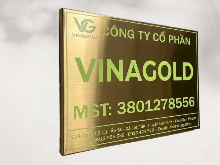 Chi tiết cạnh vuông và viền inox vàng đồng bảng hiệu công ty – Bảng Hiệu Vàng chi tiết góc vuông sắc sảo và viền vàng đồng bảng hiệu inox công ty