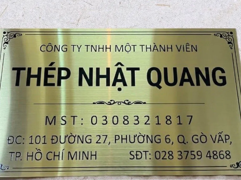 bảng tên công ty inox vàng xước ăn mòn kim loại gắn tường thực tế – Bảng Hiệu Vàng