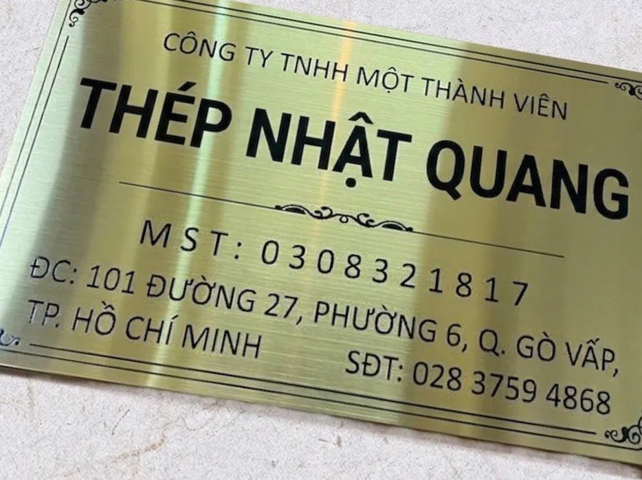 bảng hiệu công ty inox vàng xước ăn mòn sơn tĩnh điện đen ánh sáng tự nhiên – Bảng Hiệu Vàng