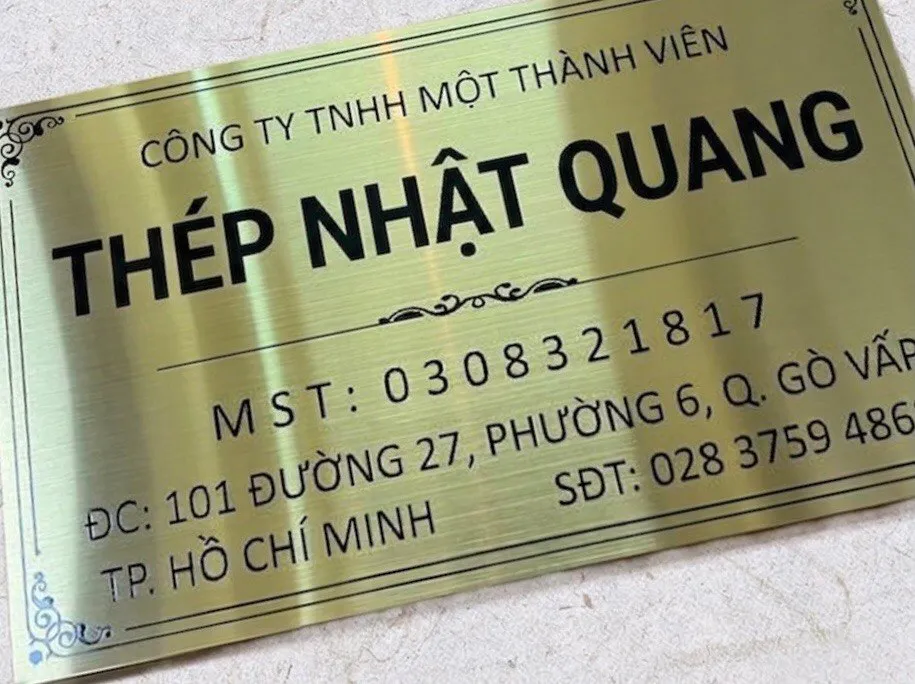 hoa văn cổ điển 4 góc bảng hiệu inox vàng xước ăn mòn kim loại – Bảng Hiệu Vàng