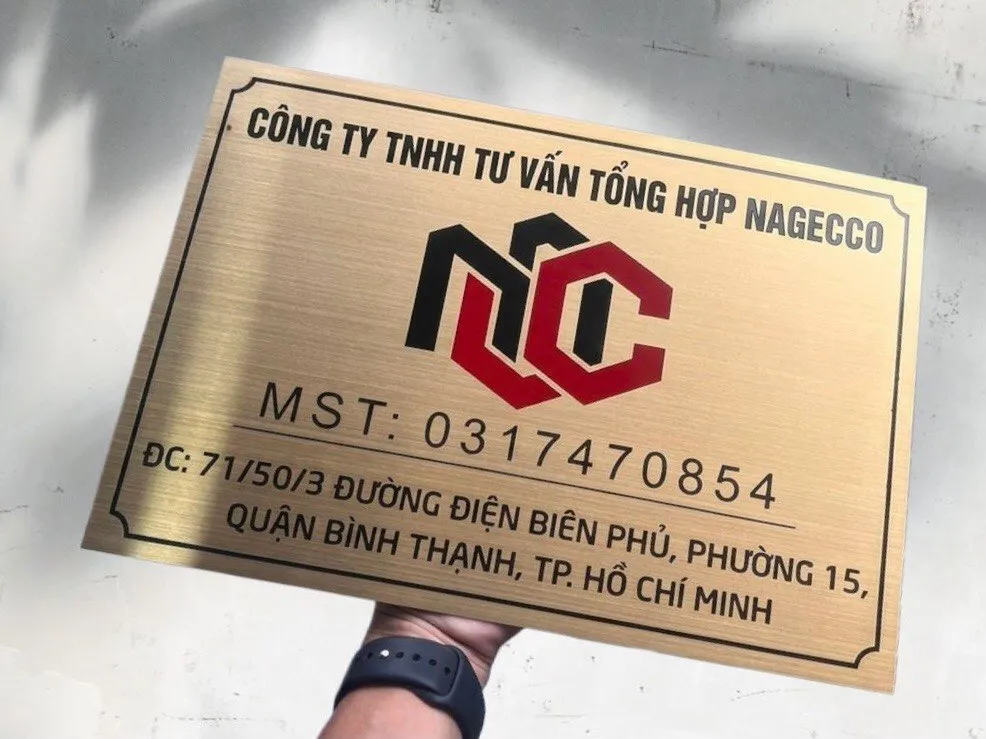 Cận cảnh chữ khắc ăn mòn kim loại sơn tĩnh điện đen đỏ trên nền inox 304 vàng xước