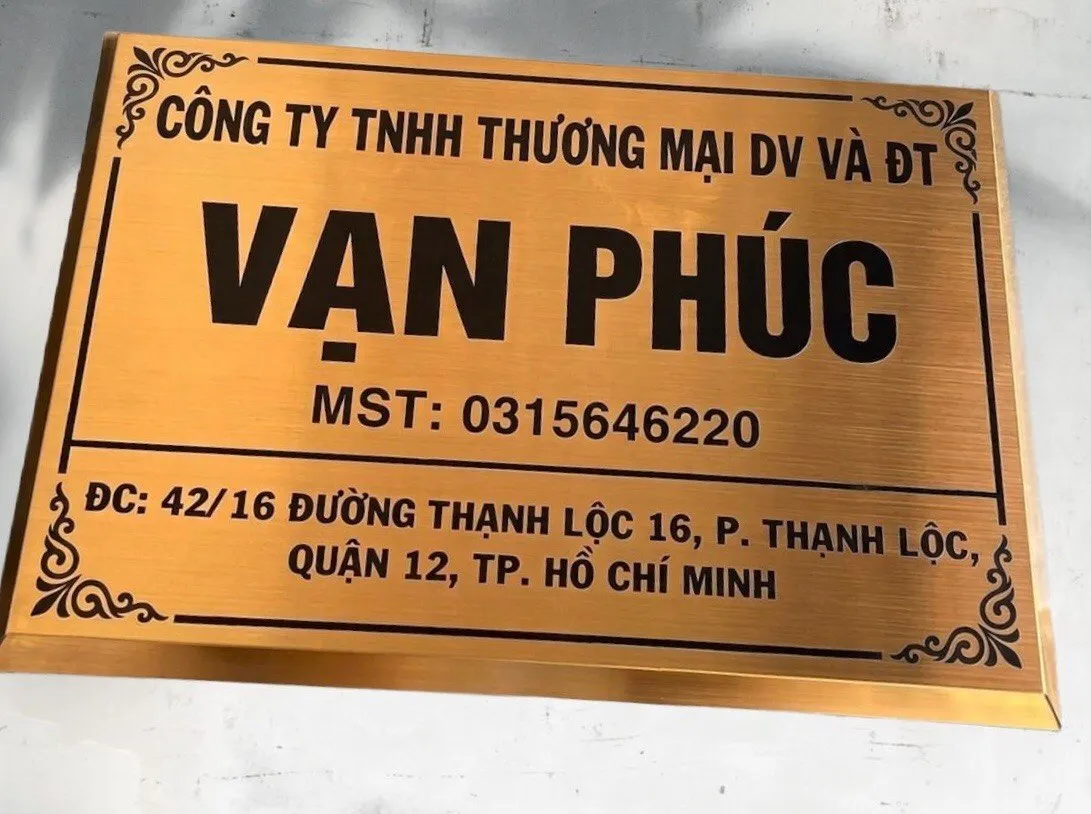 Bảng hiệu công ty inox vàng xước nhìn từ góc nghiêng – thấy rõ cạnh vác 45 độ Góc nghiêng bảng hiệu công ty inox 304 vàng xước cạnh vác chéo 45 độ