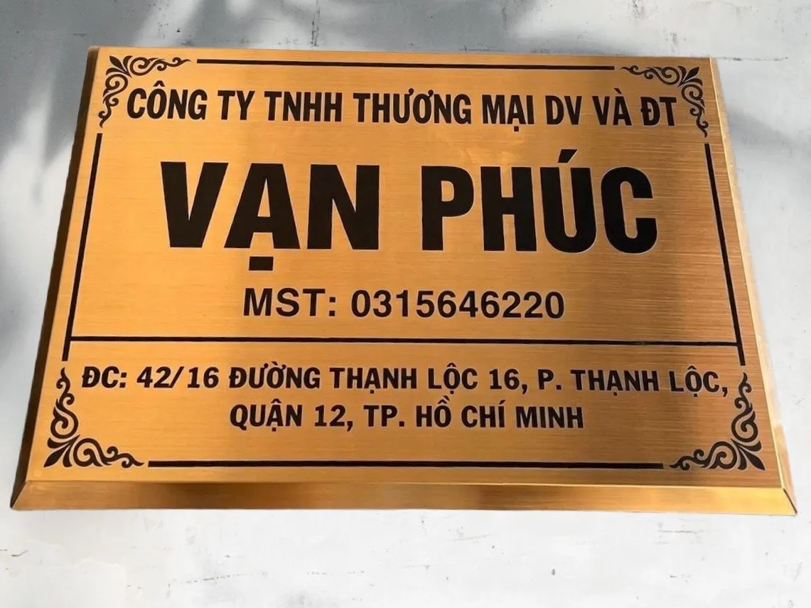 Bảng hiệu công ty inox 304 vàng xước – nhìn từ góc trực diện đầy đủ Bảng hiệu công ty inox vàng xước chữ đen phong thủy doanh nghiệp