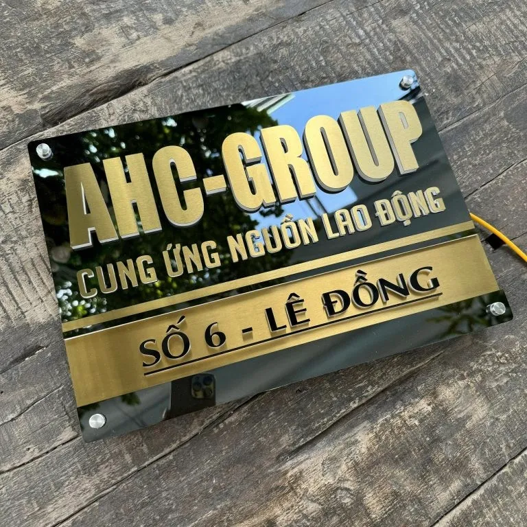 Bảng hiệu công ty inox vàng xước nhìn từ góc nghiêng 45 độ Bảng hiệu công ty inox vàng xước chữ nổi 3D nhìn góc nghiêng thấy rõ độ dày 15mm