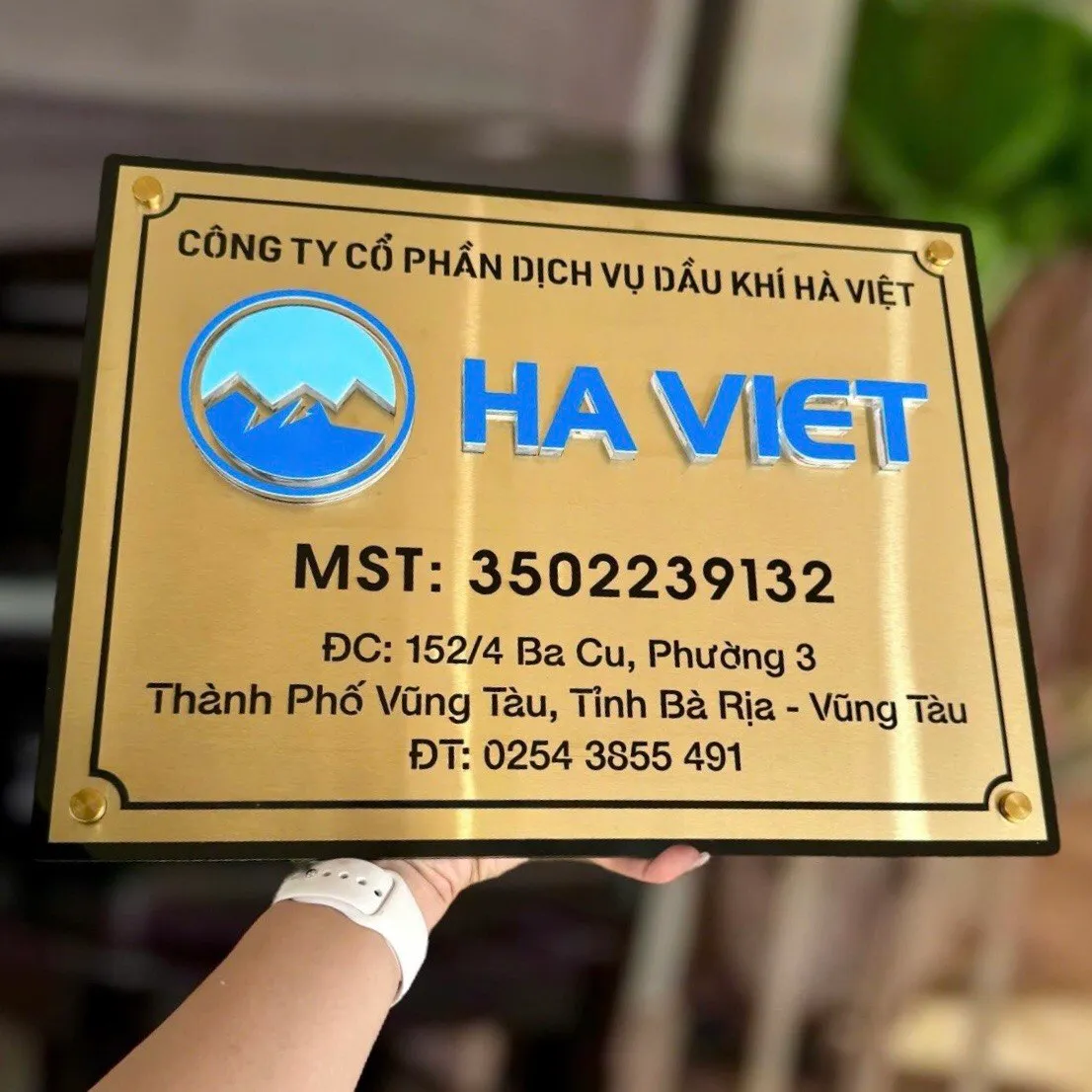 Bảng hiệu công ty inox vàng xước chữ nổi logo màu nền đen – tổng thể bảng hiệu công ty inox vàng xước chữ nổi 3D logo màu thương hiệu nền đế đen layering tổng thể