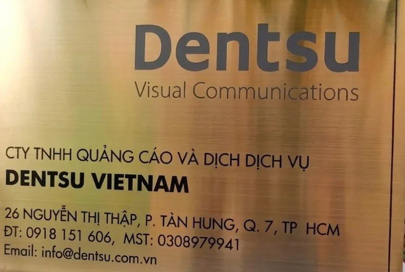 cận chữ khắc ăn mòn bảng hiệu công ty inox vàng xước sắc nét