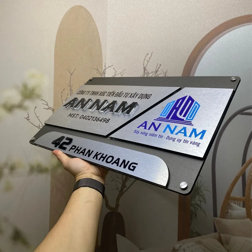 Bảng hiệu công ty inox xám khói 3 mảnh ghép chữ nổi 3D logo màu – mặt trước tổng thể Bảng hiệu công ty TNHH xây dựng inox xám khói bạc xước 3 mảnh ghép chữ nổi 3D đen logo màu xanh