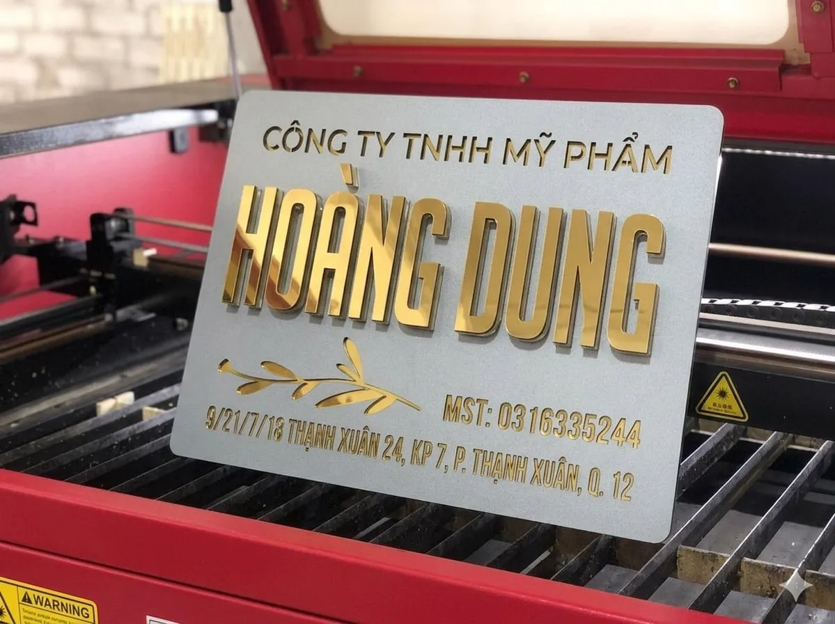 Bảng hiệu công ty inox vàng gương trong xưởng sản xuất laser CNC của Bảng Hiệu Vàng Bảng hiệu công ty inox xám khói chữ vàng gương 3D vừa hoàn thành trong máy cắt laser CNC