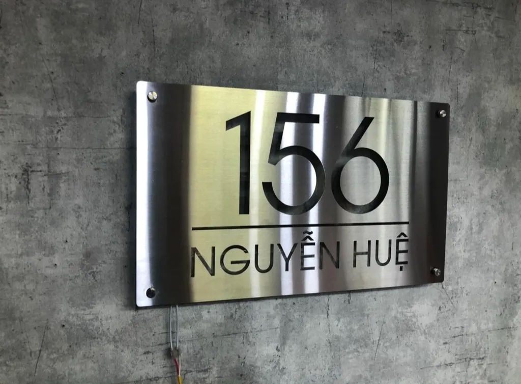 Bảng số nhà inox 304 hairline gắn tường bê tông ban ngày Bảng số nhà inox 304 vân chải hairline cắt CNC laser gắn tường bê tông, nhìn thẳng ban ngày