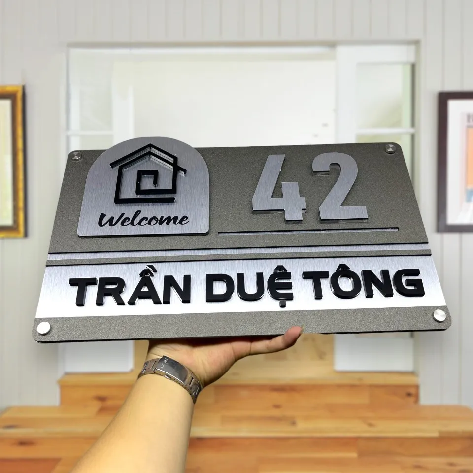 Bảng số nhà inox 304 xước bạc chữ nổi 3D mẫu Welcome – Tổng quan sản phẩm Bảng số nhà inox 304 xước bạc chữ nổi 3D họa tiết ngôi nhà chữ Welcome trên nền xám titanium