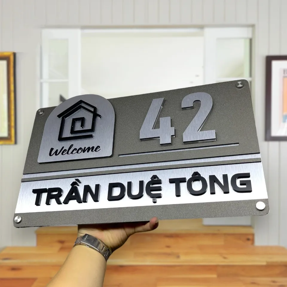 Kích thước thực tế bảng số nhà inox 304 xước bạc chữ nổi 3D Hình ảnh cầm tay bảng số nhà inox 304 xước bạc giúp hình dung kích thước thực tế sản phẩm