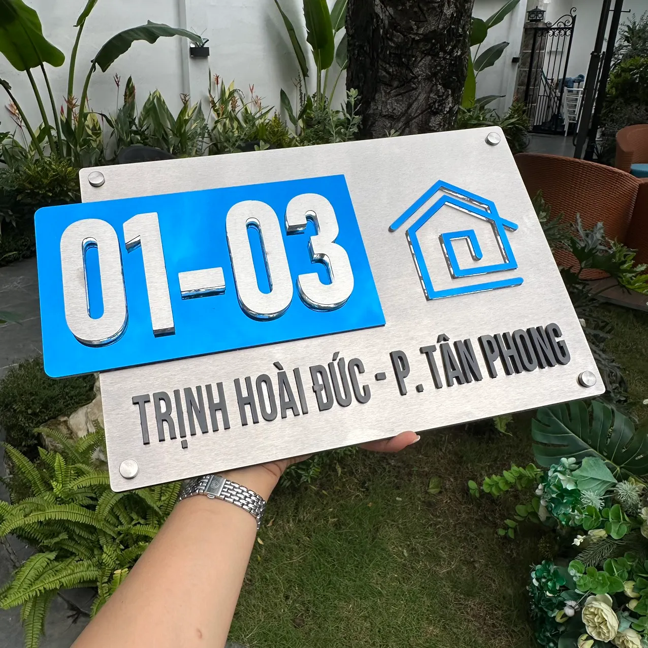 Bảng số nhà inox 3D nền xanh gương chữ nổi – Bảng Hiệu Vàng Bảng số nhà inox 3D chữ nổi nền xanh gương họa tiết ngôi nhà cao cấp