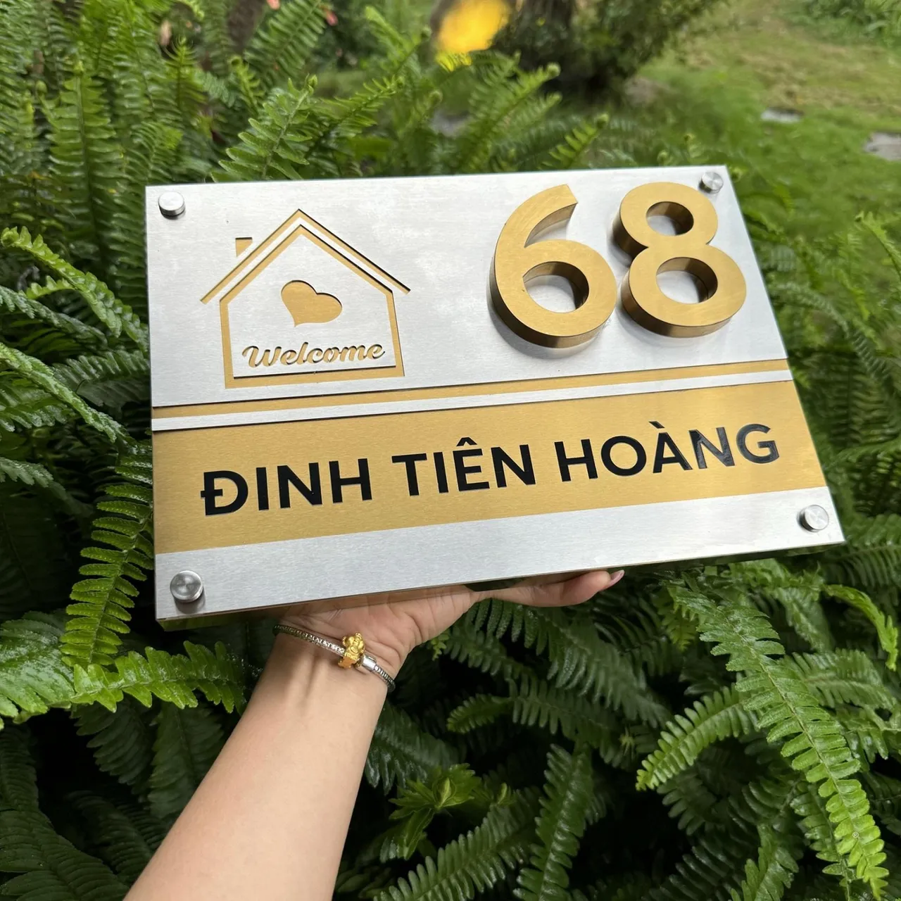 Bảng số nhà inox bạc vàng chữ nổi 3D icon welcome – mặt trước nhìn thẳng Bảng số nhà inox bạc vàng chữ nổi 3D icon welcome hiện đại nhìn thẳng mặt trước