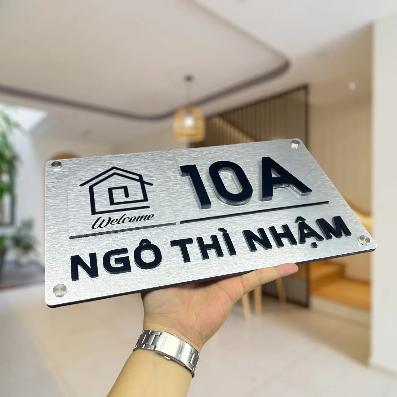 Bảng số nhà inox bạc xước chữ nổi 3D đen bóng số 10A đường Ngô Thì Nhậm cầm trên tay mặt trước
