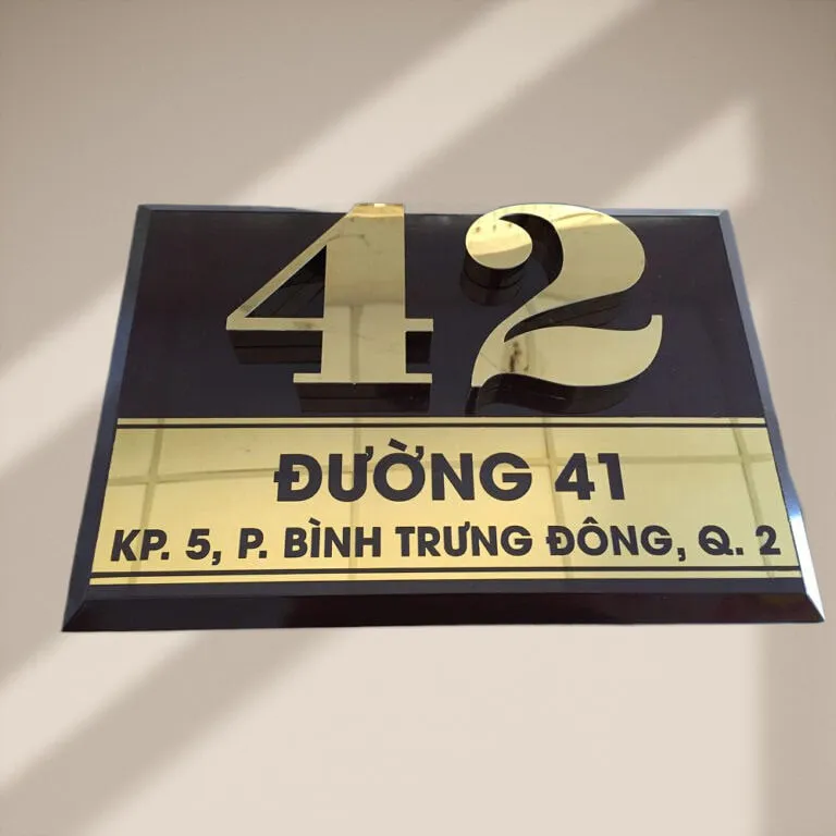 Bảng số nhà inox đen chữ vàng nổi 3D cạnh vát – hình ảnh tổng thể sản phẩm Bảng số nhà nền đen chữ vàng nổi 3D – hình ảnh tổng thể thấy toàn bộ sản phẩm từ góc xa