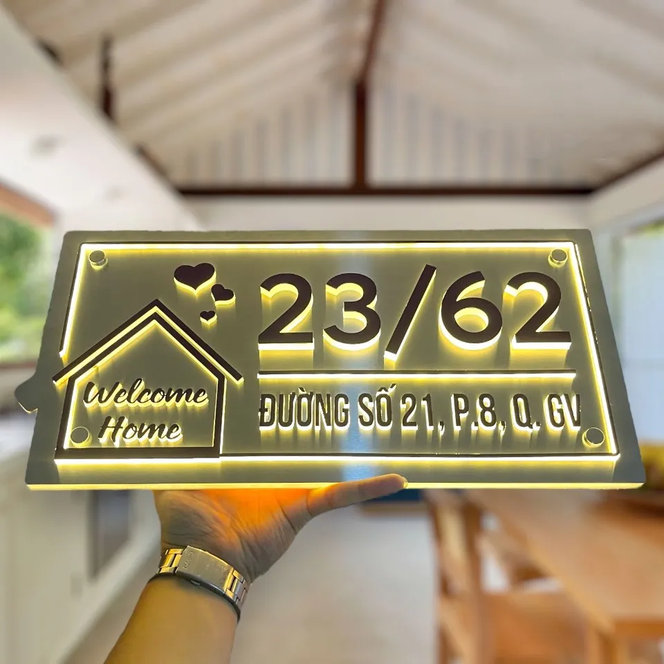 Bảng số nhà inox đèn LED vàng phát sáng – chữ nổi 3D Welcome Home, nhìn mặt trước Bảng số nhà inox đèn LED vàng warm phát sáng chữ nổi 3D Welcome Home hiện đại nhìn mặt trước