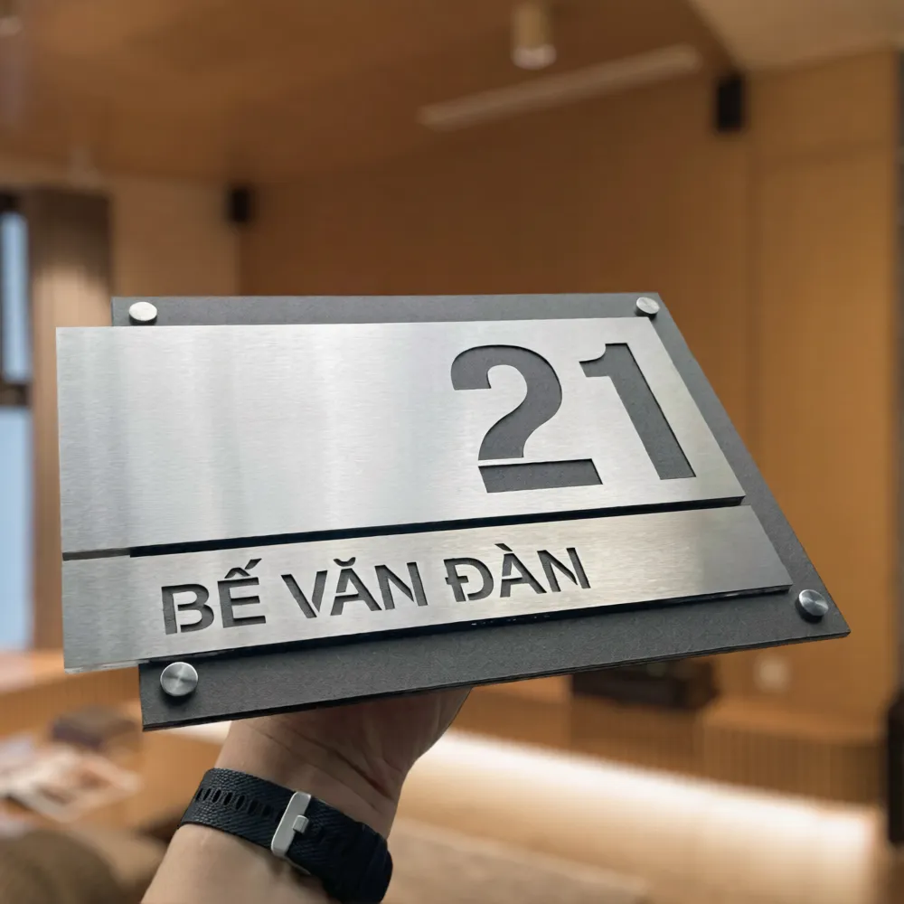 Bảng số nhà inox 3D hai tông bạc đen nhìn góc nghiêng rõ khoảng cách hai tầng vật liệu