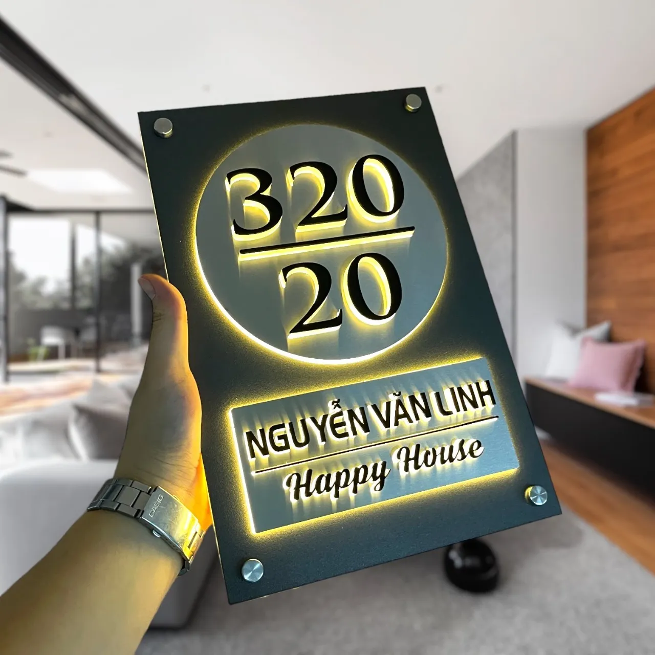 Bảng số nhà inox tấm tròn chữ nổi — góc thấp thấy rõ LED halo viền mica tròn Bảng số nhà inox 3D tấm tròn chữ nổi inox LED halo góc thấp thấy viền sáng vàng