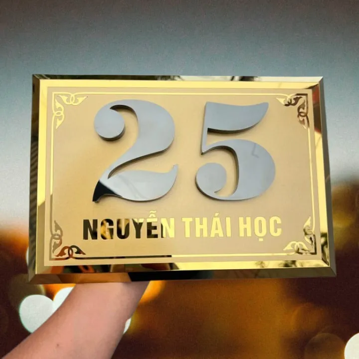 Bảng số nhà inox 304 vàng gương hoa văn cổ điển chữ nổi 3D – Bảng Hiệu Vàng Bảng số nhà inox vàng gương hoa văn cổ điển chữ nổi 3D trắng gương – mặt trước hoàn chỉnh