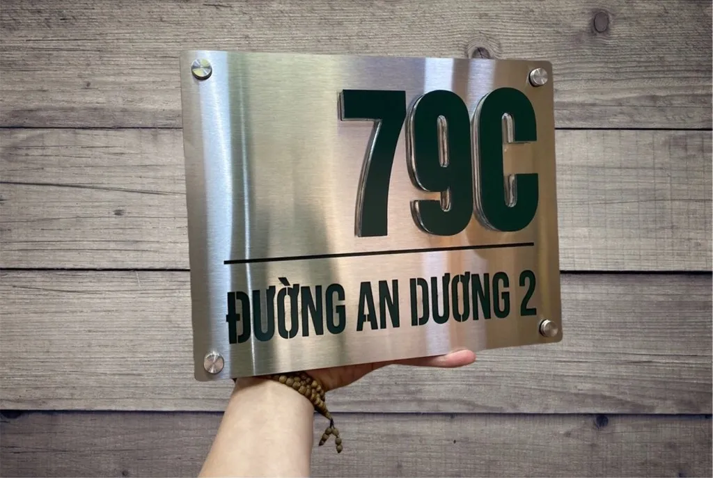 Bảng số nhà inox xước bạc chữ nổi 3D sơn xanh lá – tùy chọn màu sơn tĩnh điện theo yêu cầu Bảng số nhà inox xước bạc chữ nổi 3D sơn tĩnh điện màu xanh lá tùy chọn – phong cách hiện đại cá tính