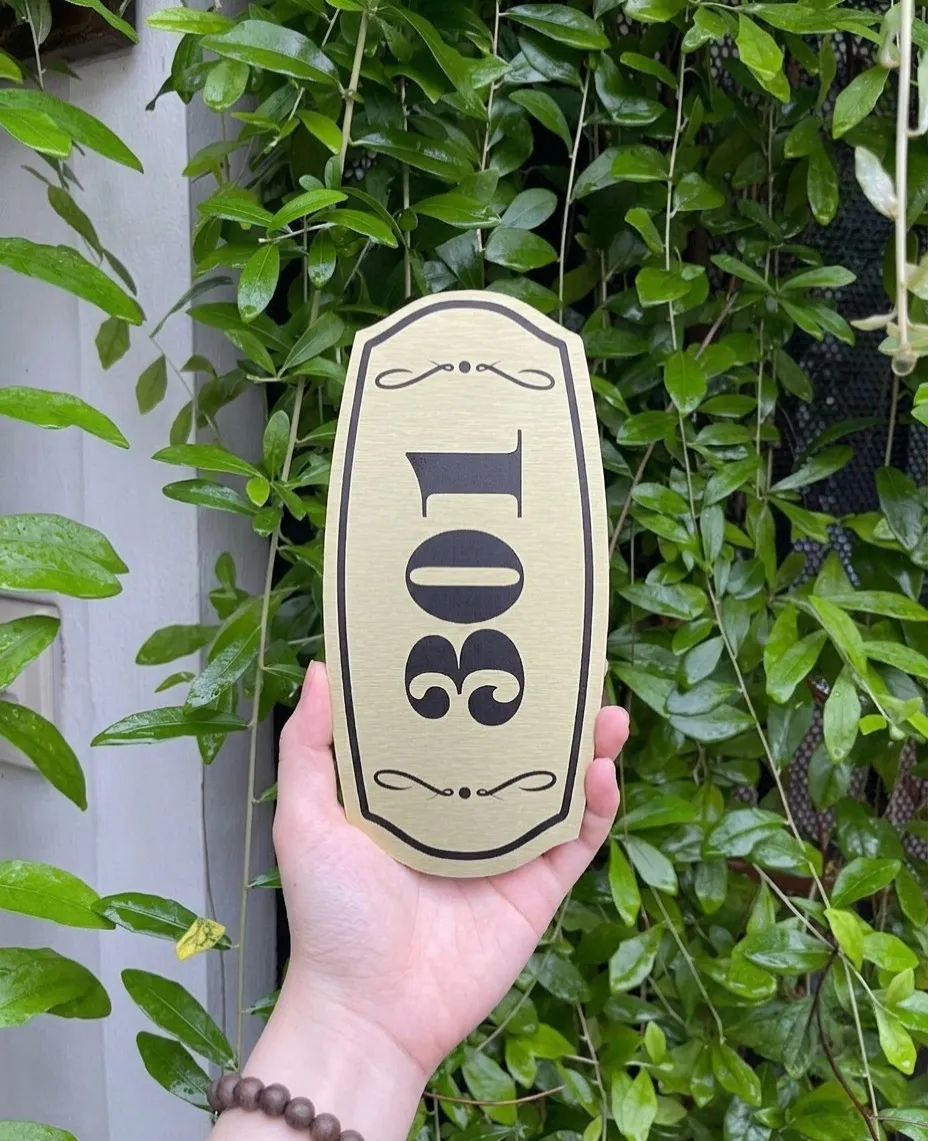 Bảng số phòng cổ điển ở góc xoay dọc Chi tiết hoạ tiết bảng số phòng cổ điển nhìn từ góc xoay