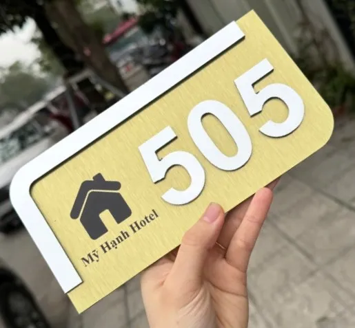 Góc nghiêng bảng số phòng khắc số nổi 3D Chi tiết số nổi 3D và logo trên bảng số phòng inox vàng đồng