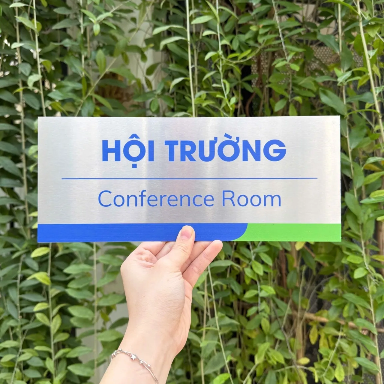 Bảng tên Hội Trường Conference Room inox trắng xước nền lá xanh