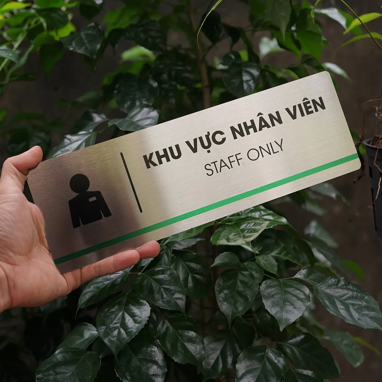 Bảng khu vực nhân viên Staff Only inox 304 cầm tay góc cao – tỷ lệ thực tế Tay cầm bảng khu vực nhân viên Staff Only inox 304 brushed từ góc cao, thấy toàn bộ bảng