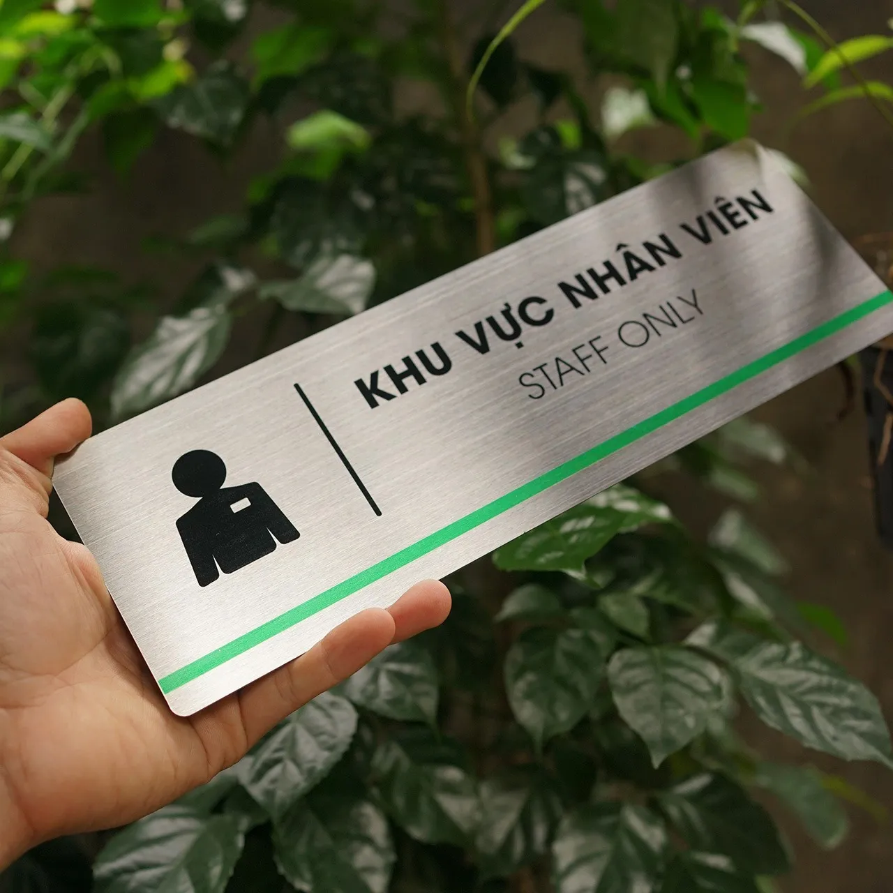 Góc nghiêng 45 độ bảng khu vực nhân viên Staff Only inox 304, cận icon nhân viên đeo thẻ và sọc xanh lá