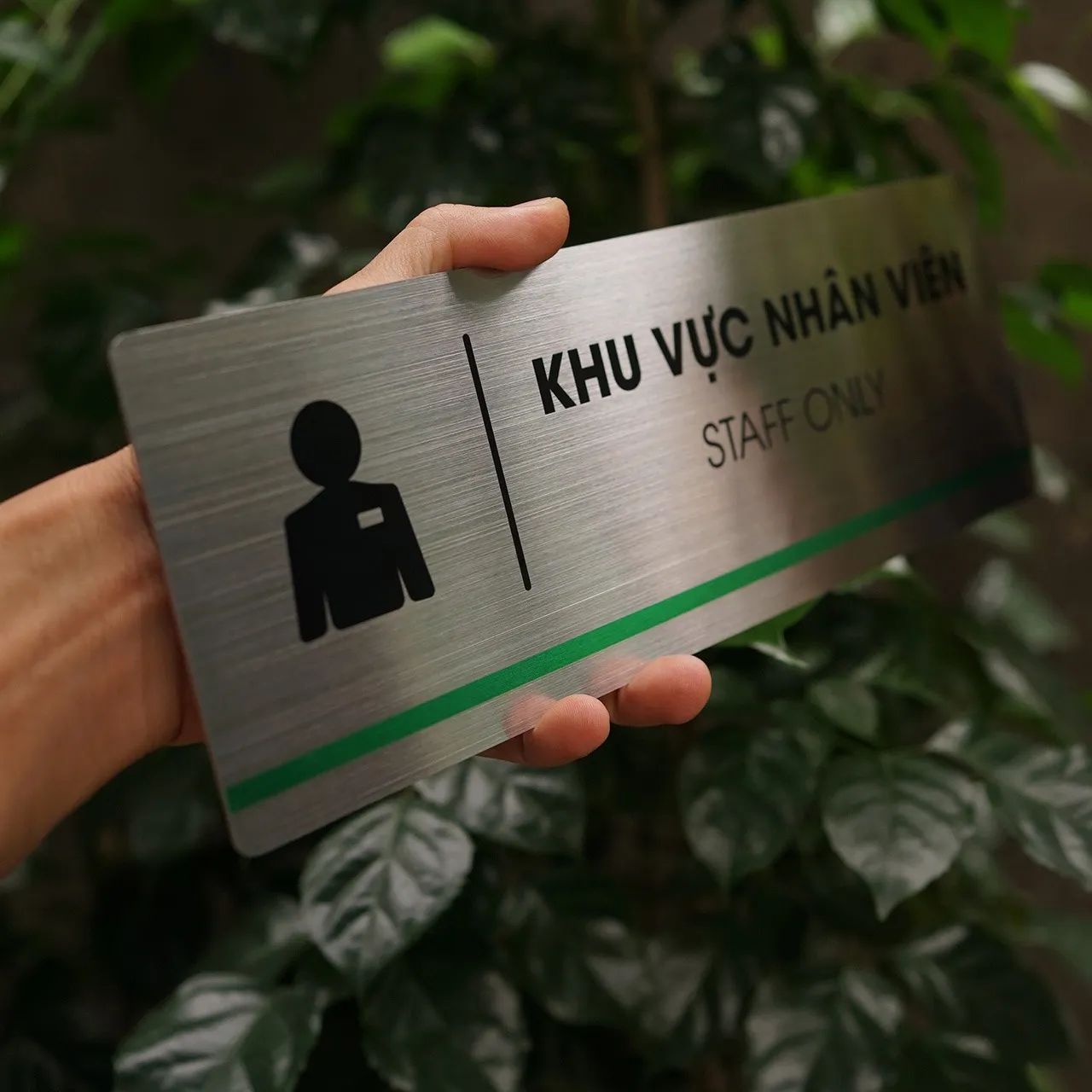Thông số kỹ thuật bảng khu vực nhân viên inox 304 – 10x30cm dày 1mm, kèm keo 3M Thông số thực tế bảng khu vực nhân viên Staff Only inox 304: 10x30cm, dày 1mm đo bằng thước kẹp, kèm keo 3M