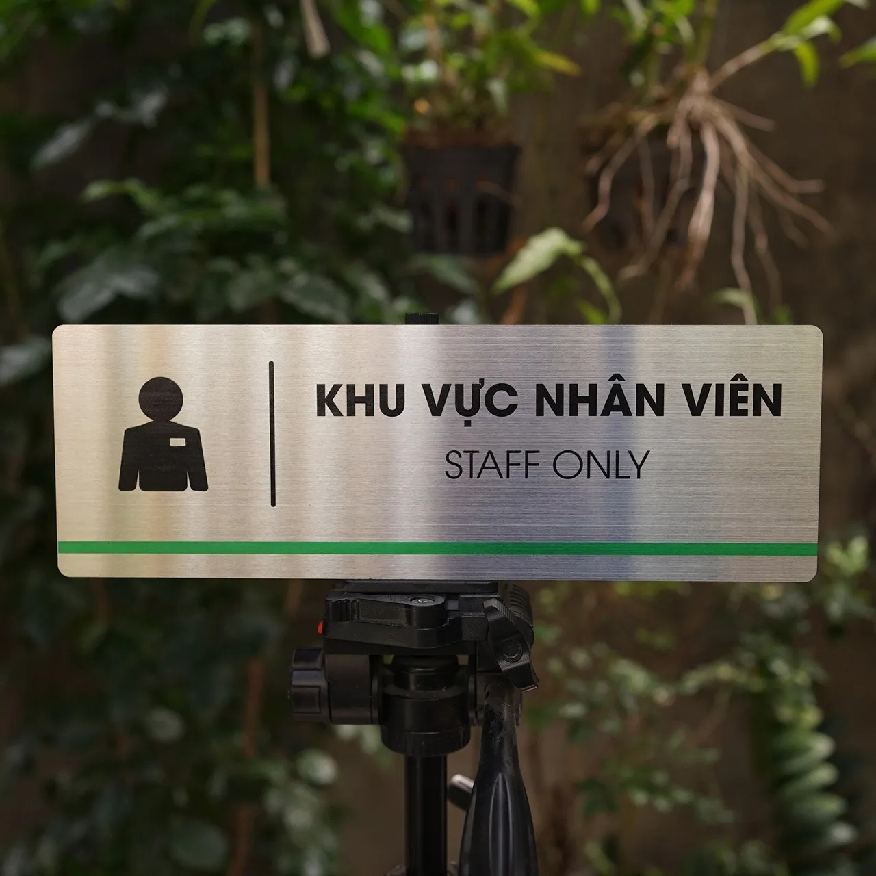 Bảng khu vực nhân viên Staff Only inox 304 – mặt trước chính diện trên tripod Bảng khu vực nhân viên Staff Only inox 304 brushed đặt tripod nhìn thẳng chính diện, ánh sáng đồng đều