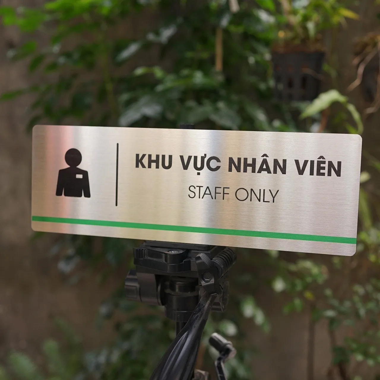 Bảng khu vực nhân viên Staff Only inox 304 brushed – đặt tripod góc cận Bảng khu vực nhân viên Staff Only inox 304 brushed đặt trên tripod, góc chụp cận mặt trước