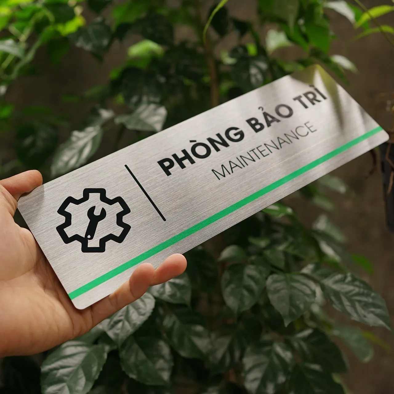 Bảng tên phòng inox 304 brushed – Phòng Bảo Trì – Bảng Hiệu Vàng Bảng tên phòng inox 304 trắng xước, chữ ăn mòn hóa học, kích thước 10x30cm
