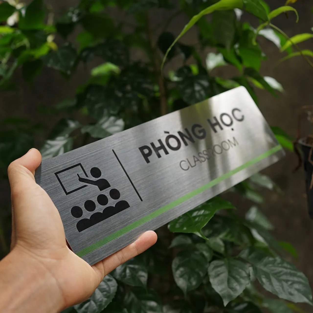 Chi tiết icon lớp học ăn mòn sắc nét trên bảng tên phòng học inox 304 trắng xước