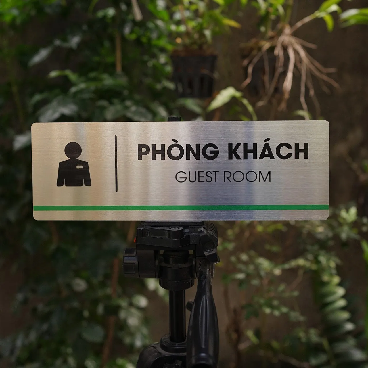 Bảng tên phòng khách inox 304 phay xước chữ ăn mòn sơn tĩnh điện song ngữ Việt Anh