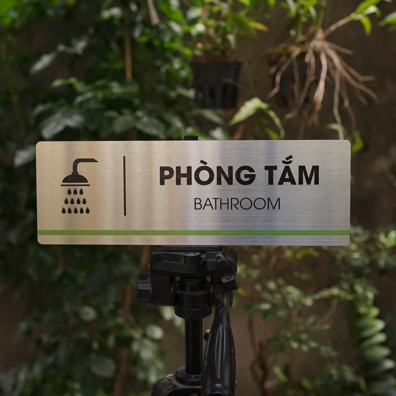 Bảng tên phòng tắm inox 304 phay xước – Bảng Hiệu Vàng Bảng tên phòng tắm inox 304 trắng xước chữ ăn mòn sơn tĩnh điện nhìn thẳng mặt trước