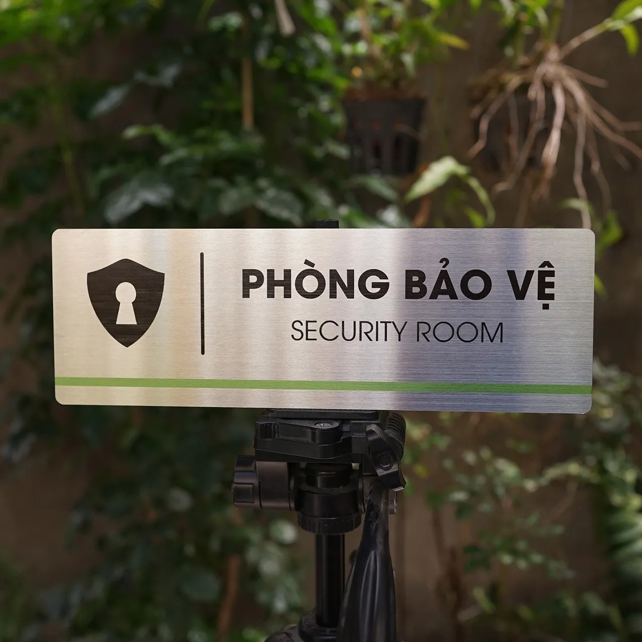 Bảng tên phòng bảo vệ inox 304 nhìn thẳng – thấy rõ chi tiết chữ và sọc xanh Bảng tên phòng bảo vệ inox brushed nhìn thẳng chính diện, ánh sáng đồng đều